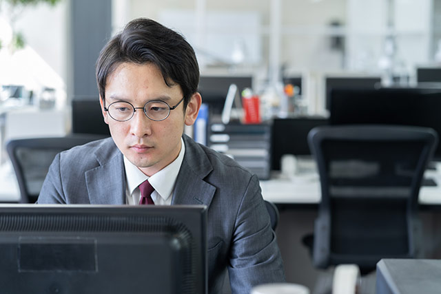 会社で働く男性