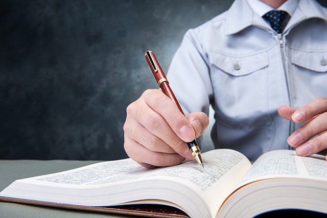 勉強をする男性