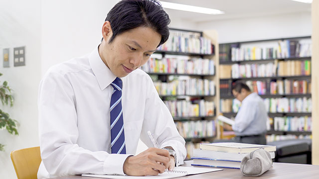図書館で勉強するビジネスマン