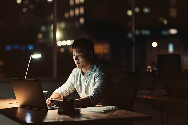 残業をする男性