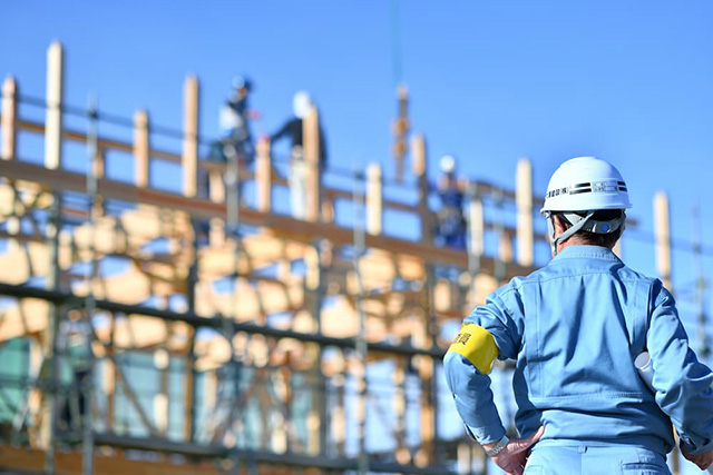 たくさんの建材が使われる工事現場