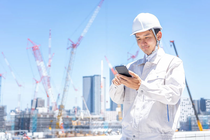 スマホを操作する男性