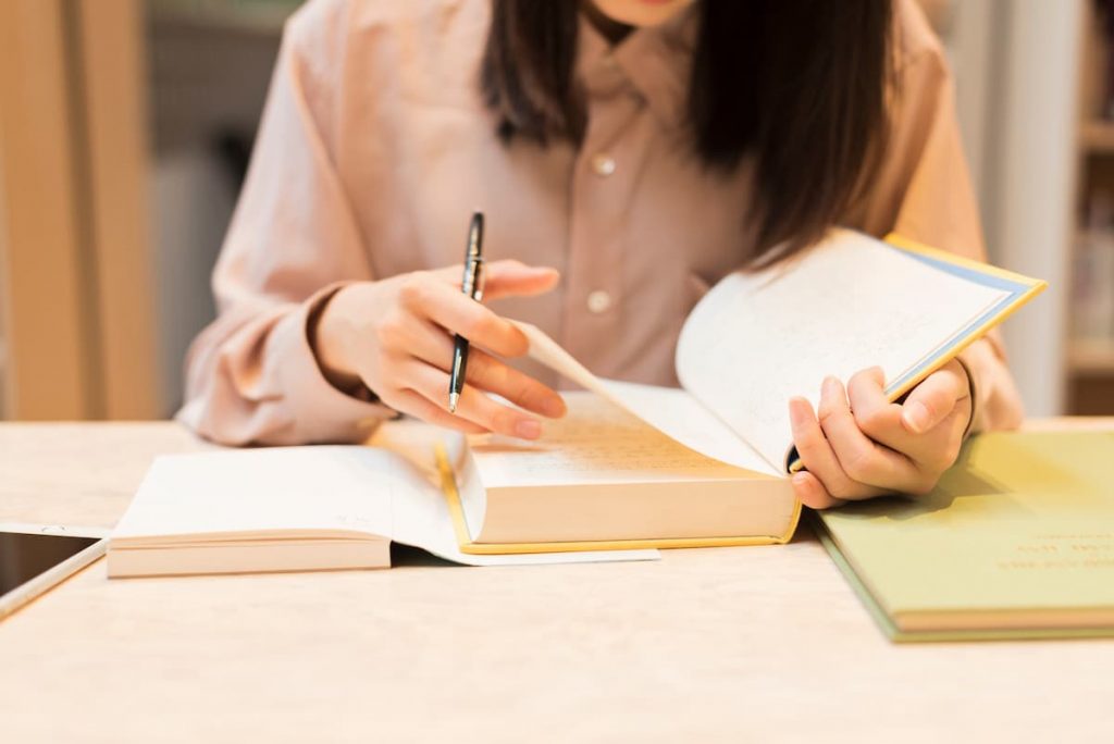 勉強する人