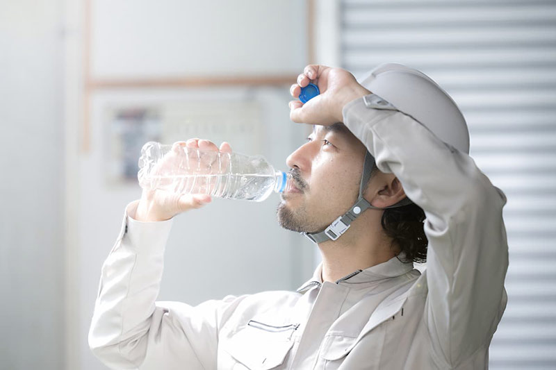 水分補給をする男性